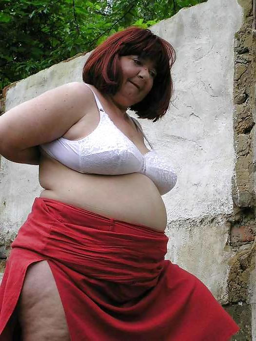 25P Outdoor BBW granny