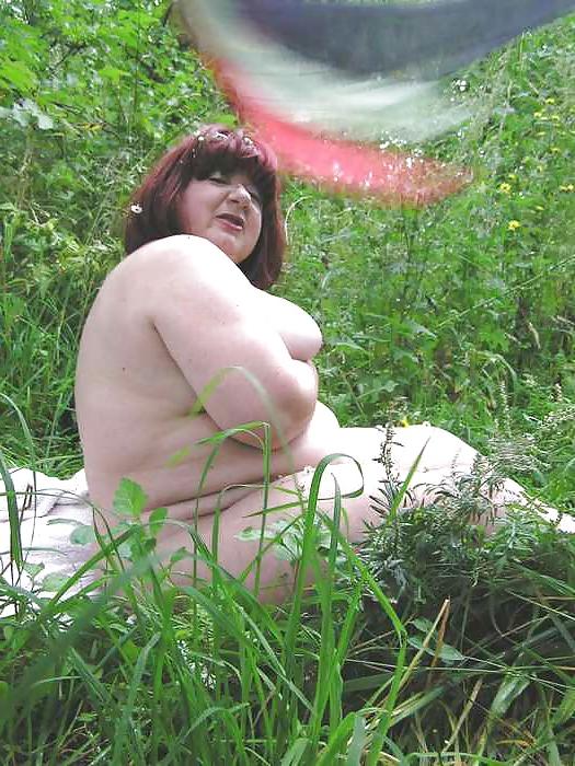 25P Outdoor BBW granny