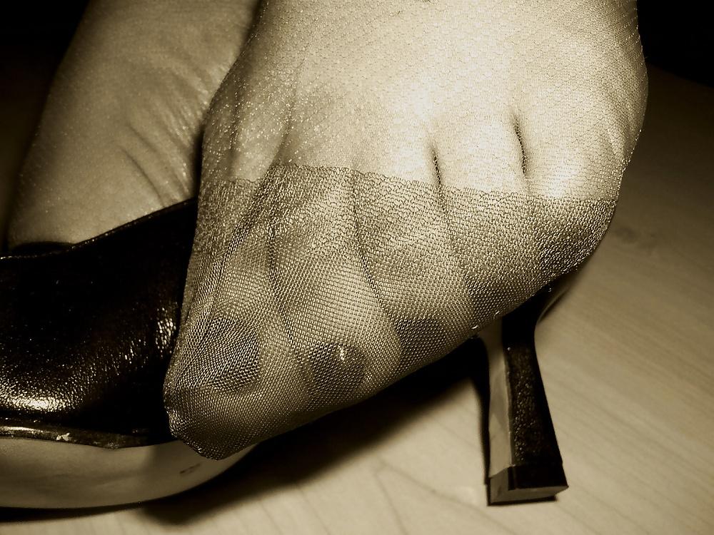 25P NYLONS FOOTJOBS RETRO