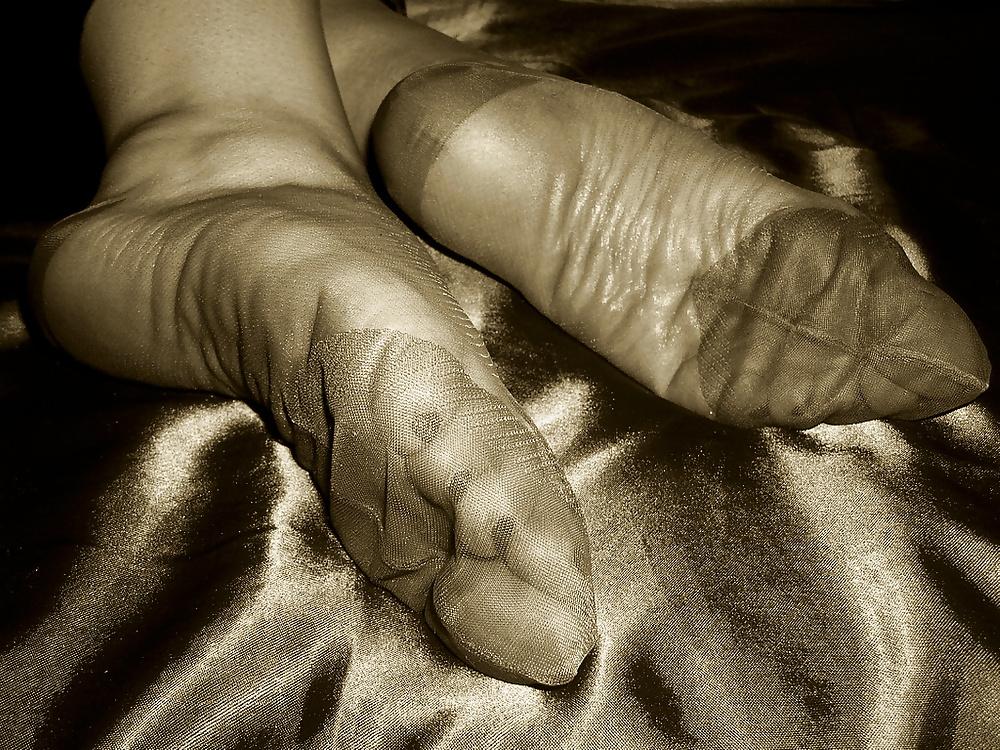 25P NYLONS FOOTJOBS RETRO