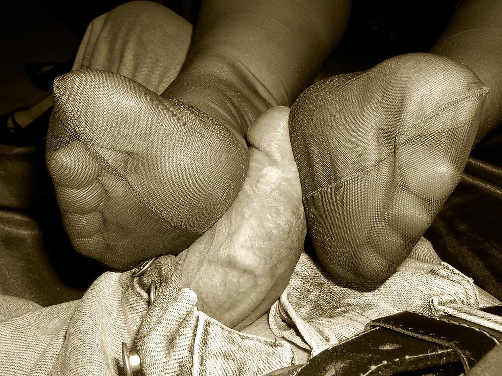 25P NYLONS FOOTJOBS RETRO