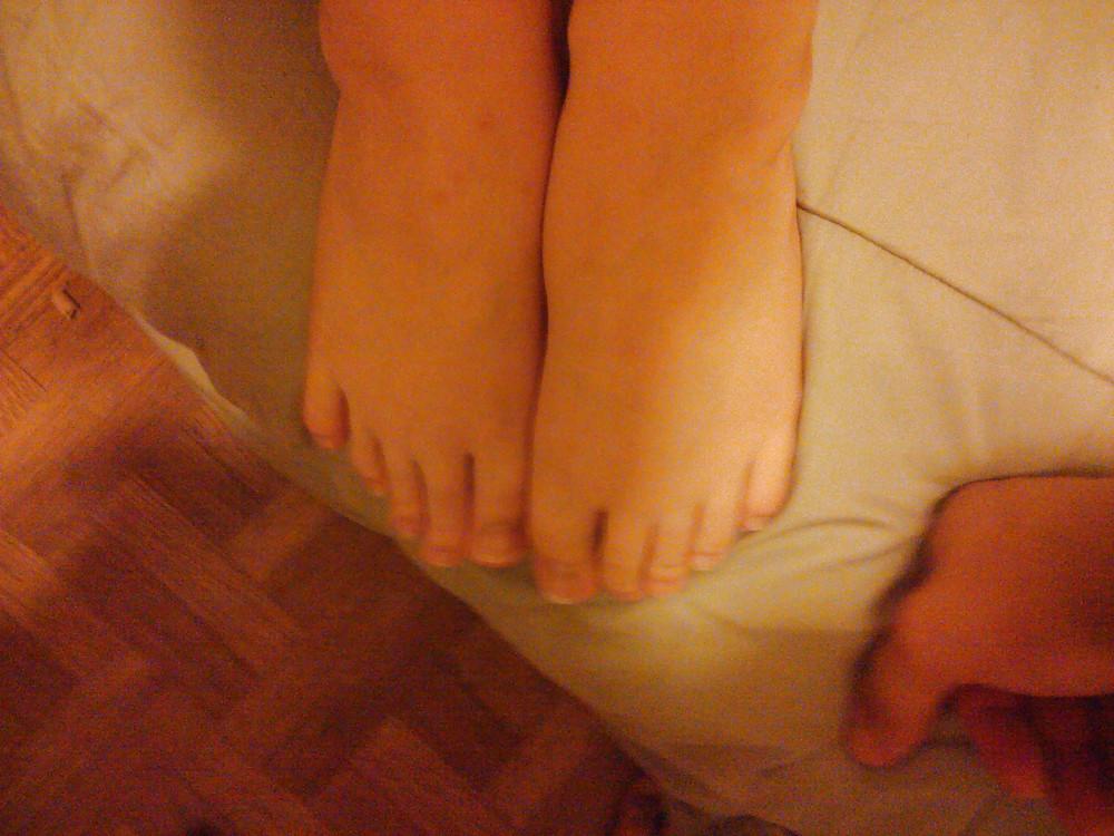 8P Wifes feet and pussy