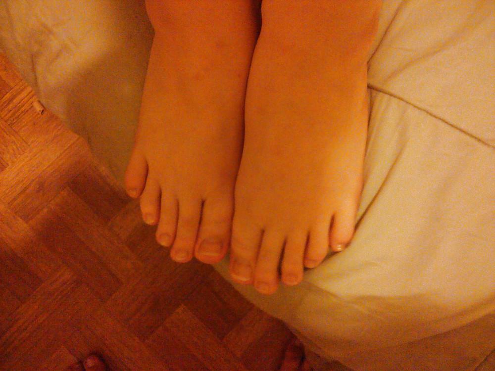 8P Wifes feet and pussy