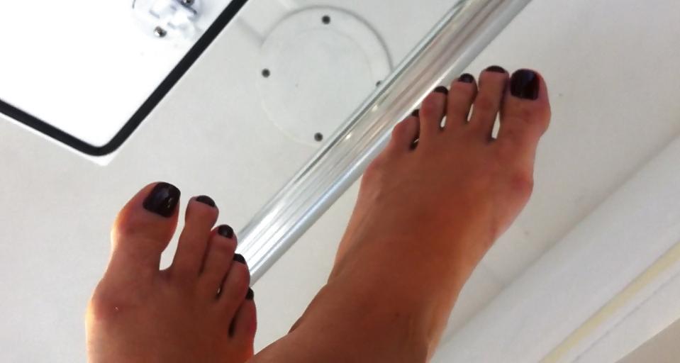 15P Bella (dunkle Nägel) und Isabel (rote Nägel)