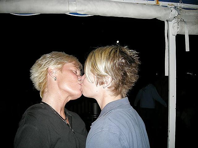25P Girls Kissing Girls 14