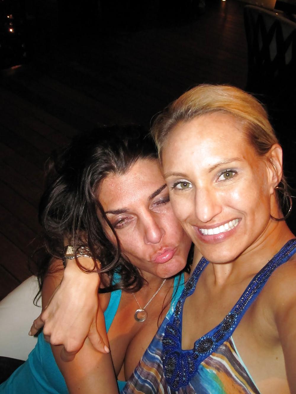 25P Girls Kissing Girls 14