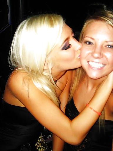 25P Girls Kissing Girls 14