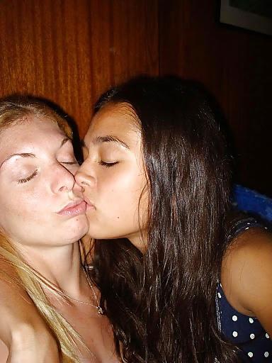 25P Girls Kissing Girls 14