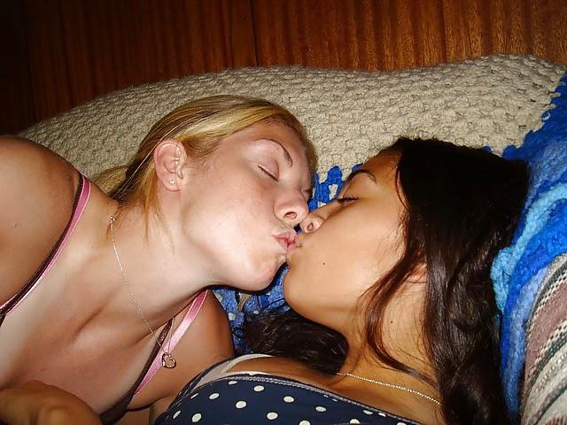 25P Girls Kissing Girls 14