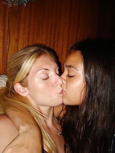 25P Girls Kissing Girls 14