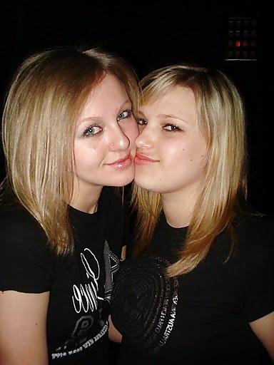 25P Girls Kissing Girls 14