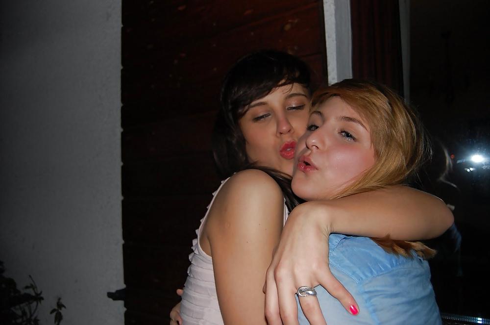 25P Girls Kissing Girls 14