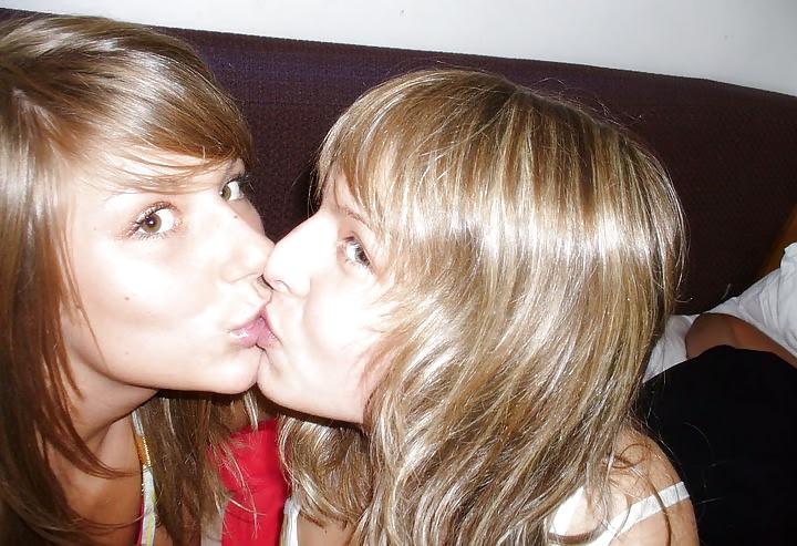 25P Girls Kissing Girls 14