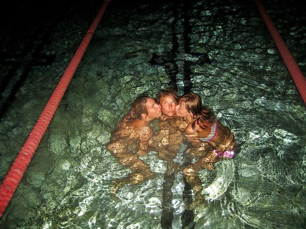 25P Girls Kissing Girls 14