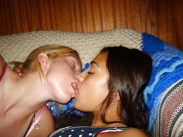 25P Girls Kissing Girls 14