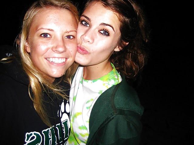 25P Girls Kissing Girls 14