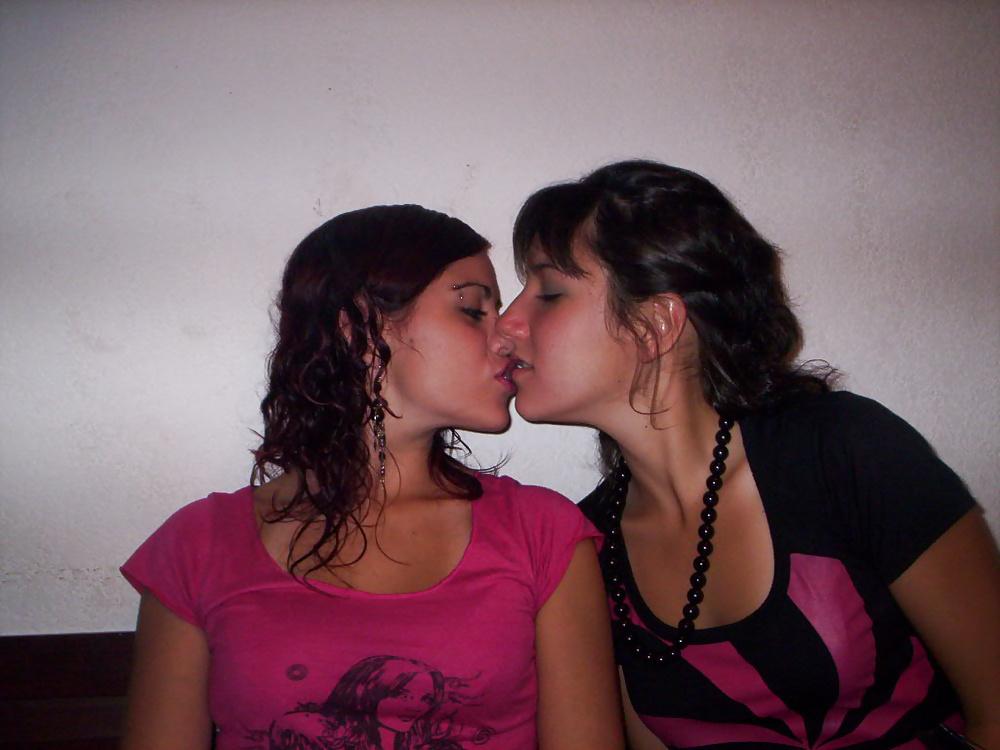 25P Girls Kissing Girls 15