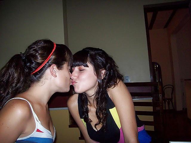 25P Girls Kissing Girls 15