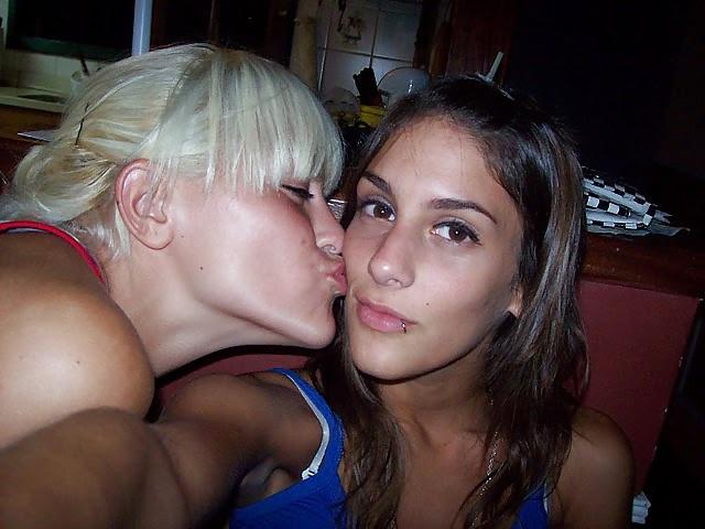 25P Girls Kissing Girls 15