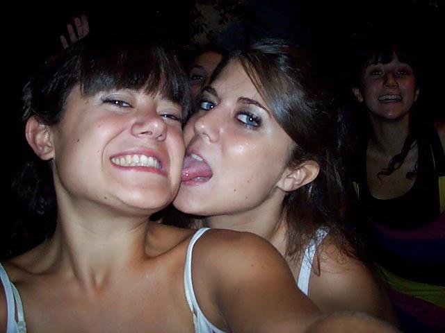 25P Girls Kissing Girls 15