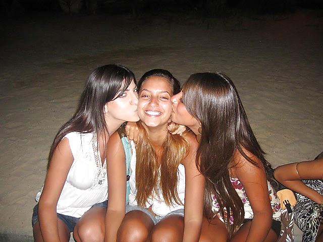 25P Girls Kissing Girls 15