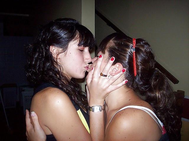 25P Girls Kissing Girls 15
