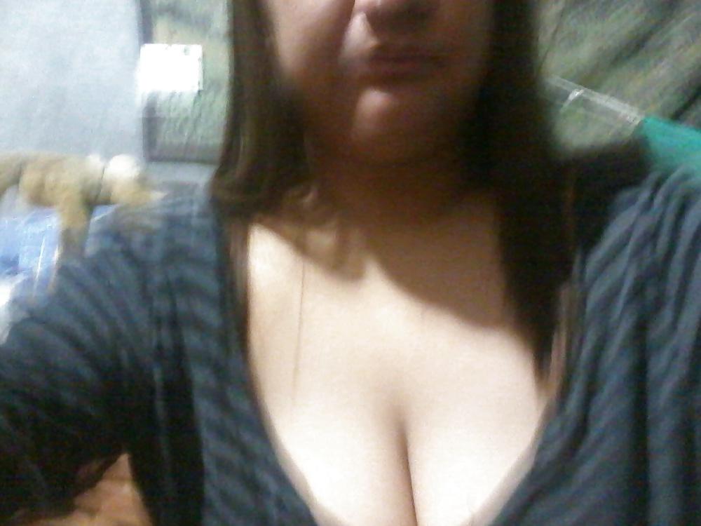 4P Nice philipina cleavage