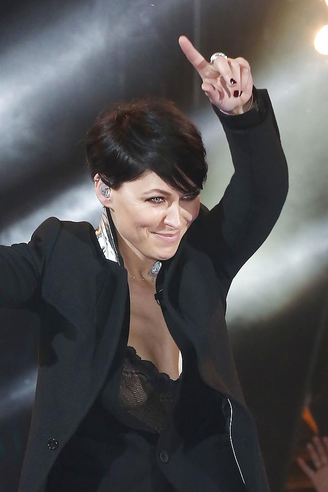 6P Emma Willis - New nip slip