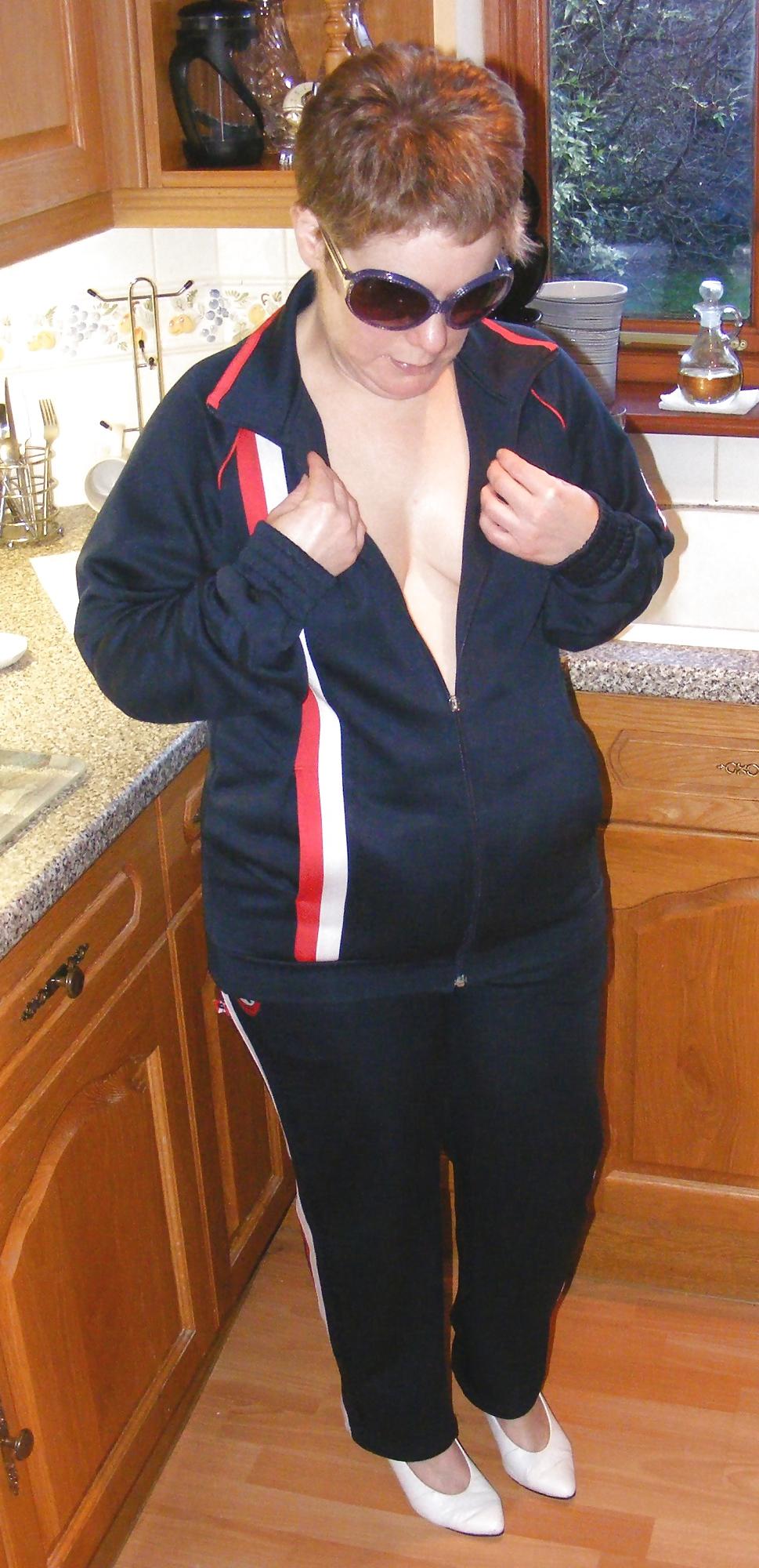 12P Chav slut stripping off in the kitchen