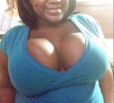 12P I Love Cleavage