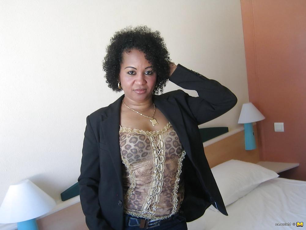 16P Horny classy Black mature fucks white dildo