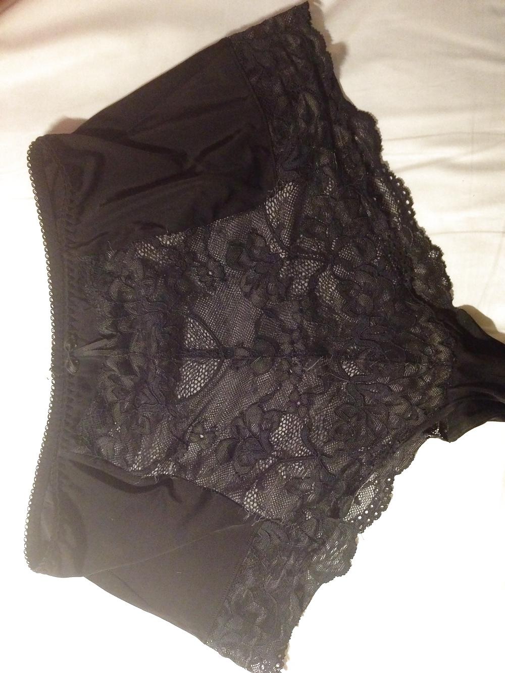 9P Black slip white panties 