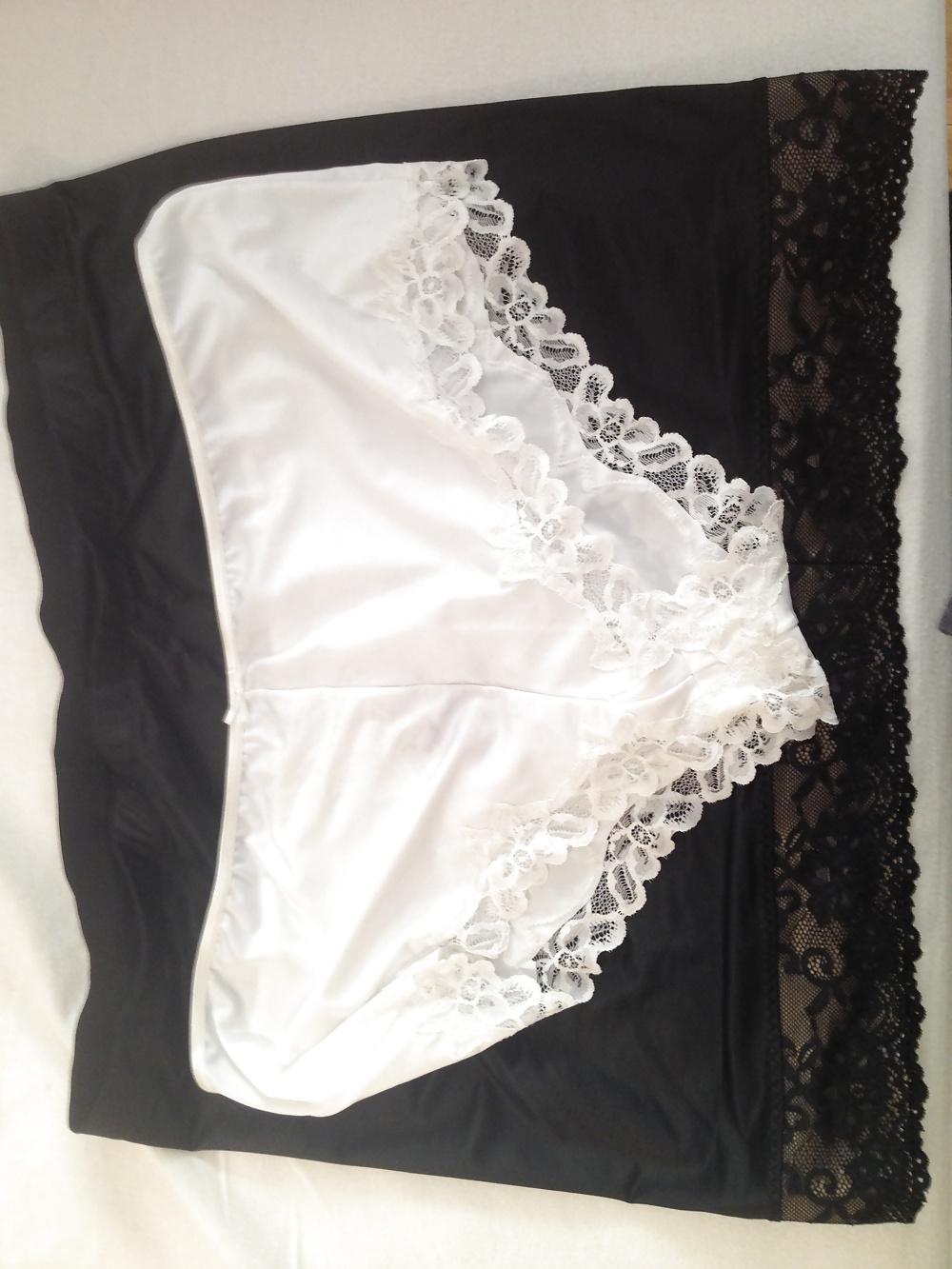 9P Black slip white panties 