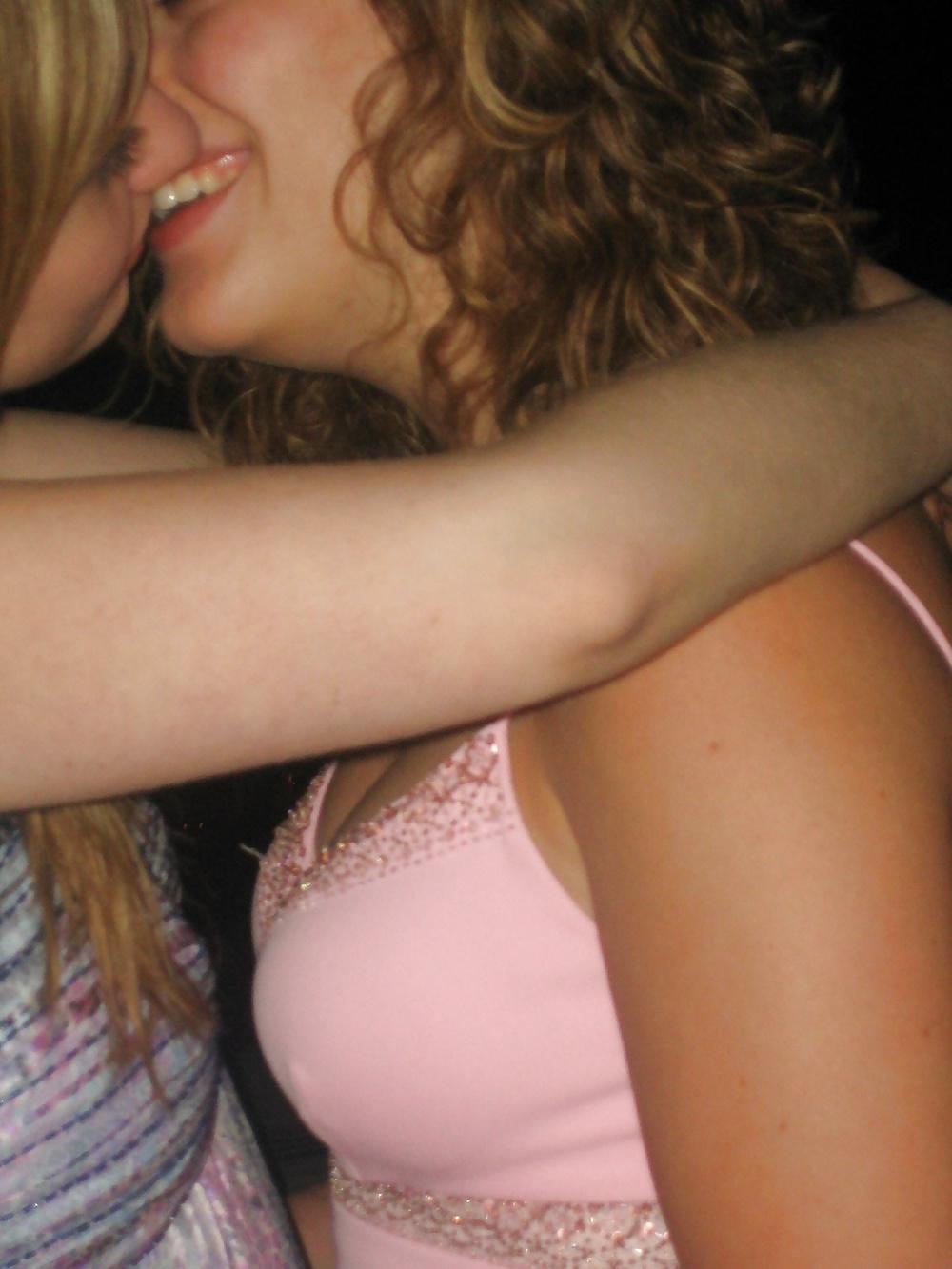 25P Girls Kissing Girls 16