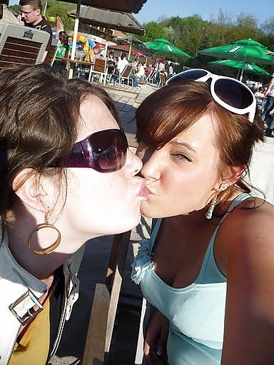 25P Girls Kissing Girls 16