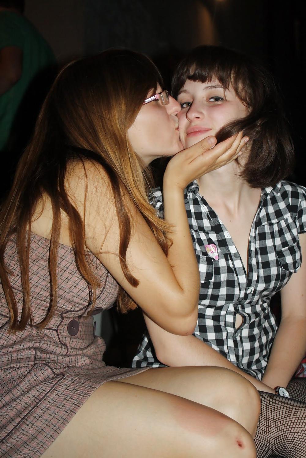 25P Girls Kissing Girls 16