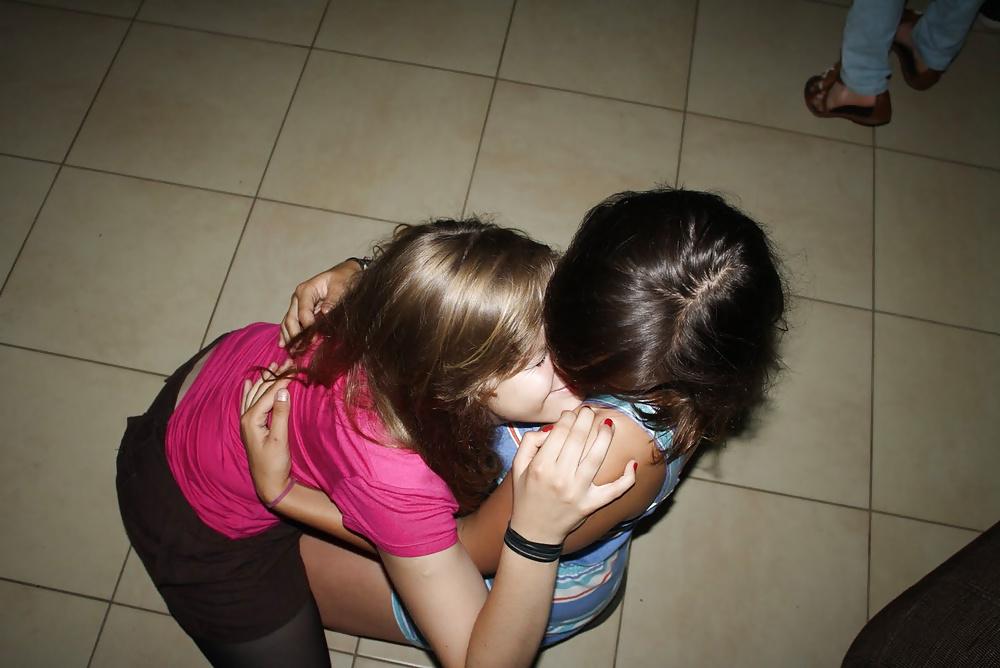 25P Girls Kissing Girls 16