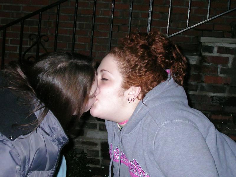25P Girls Kissing Girls 16