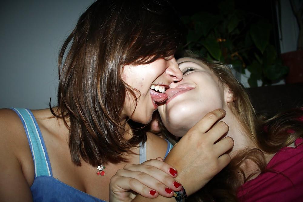 25P Girls Kissing Girls 16