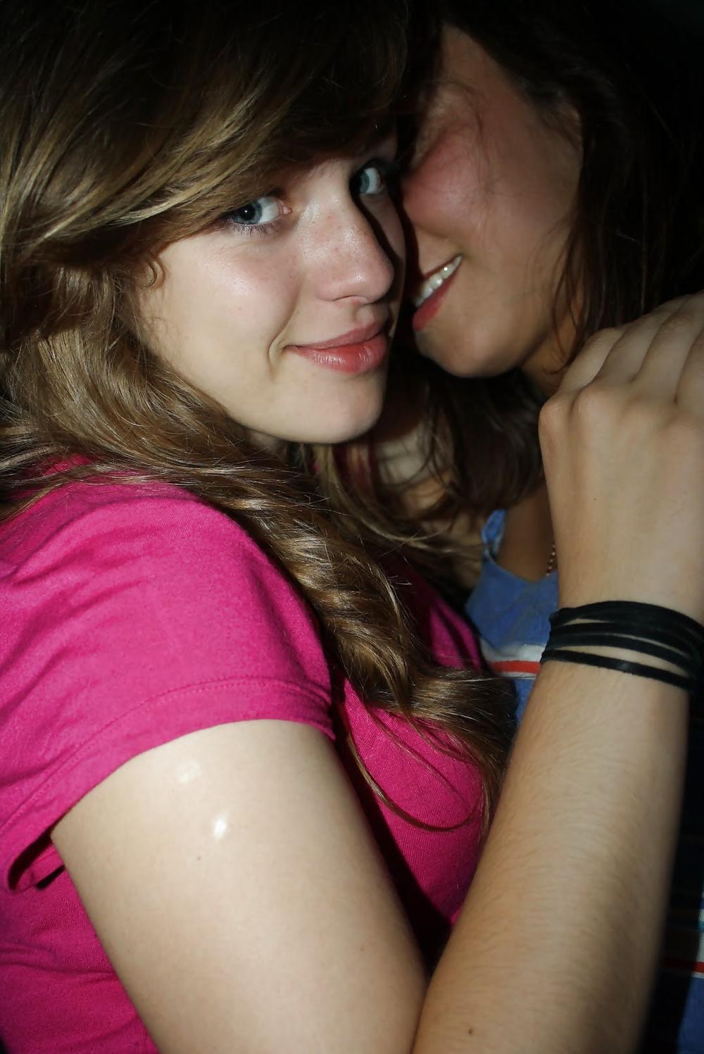 25P Girls Kissing Girls 16