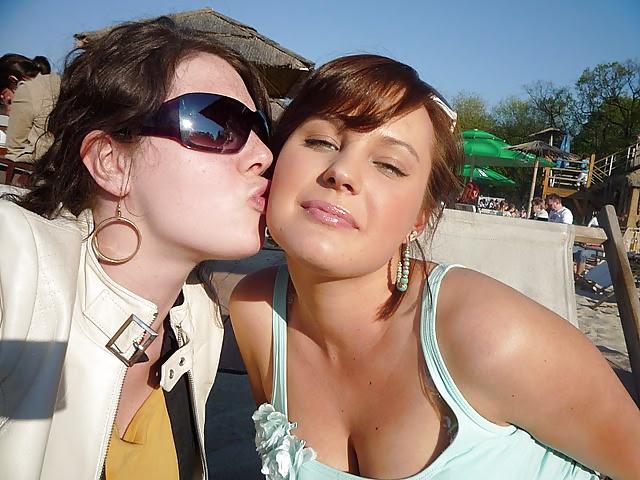 25P Girls Kissing Girls 16