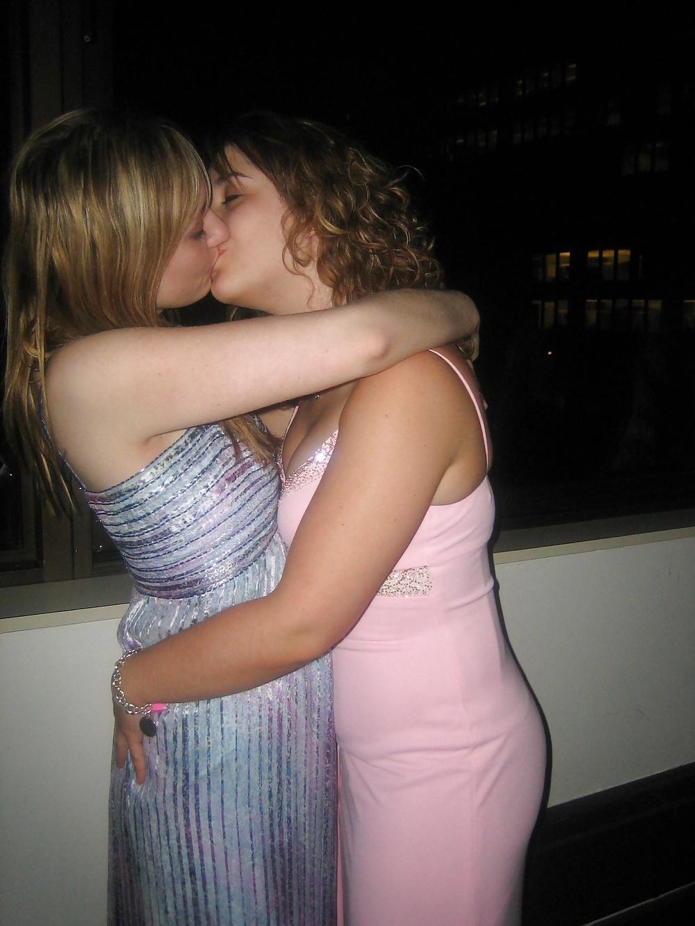 25P Girls Kissing Girls 16