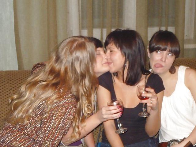 25P Girls Kissing Girls 16