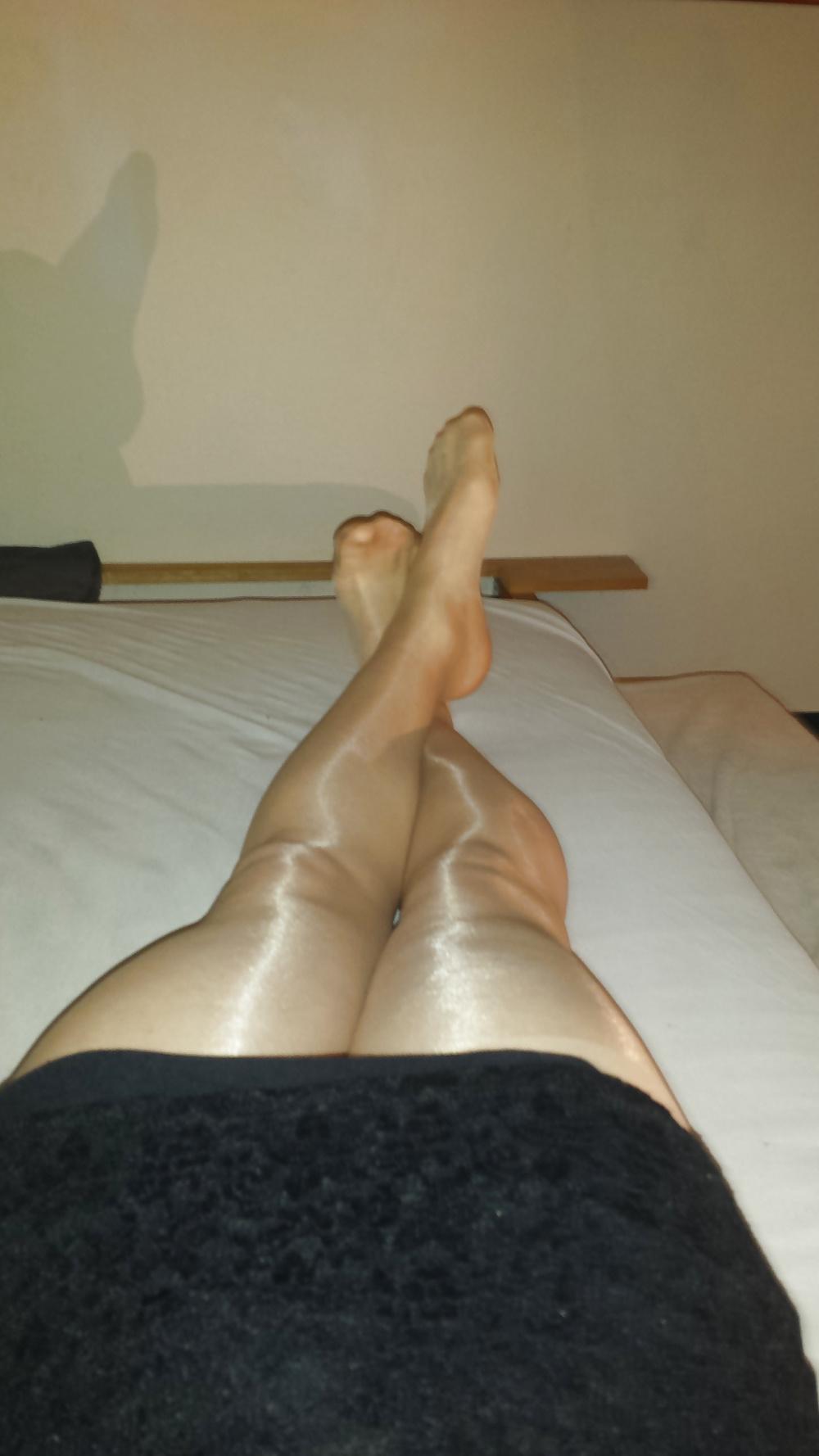 25P New pantyhose and lace dress