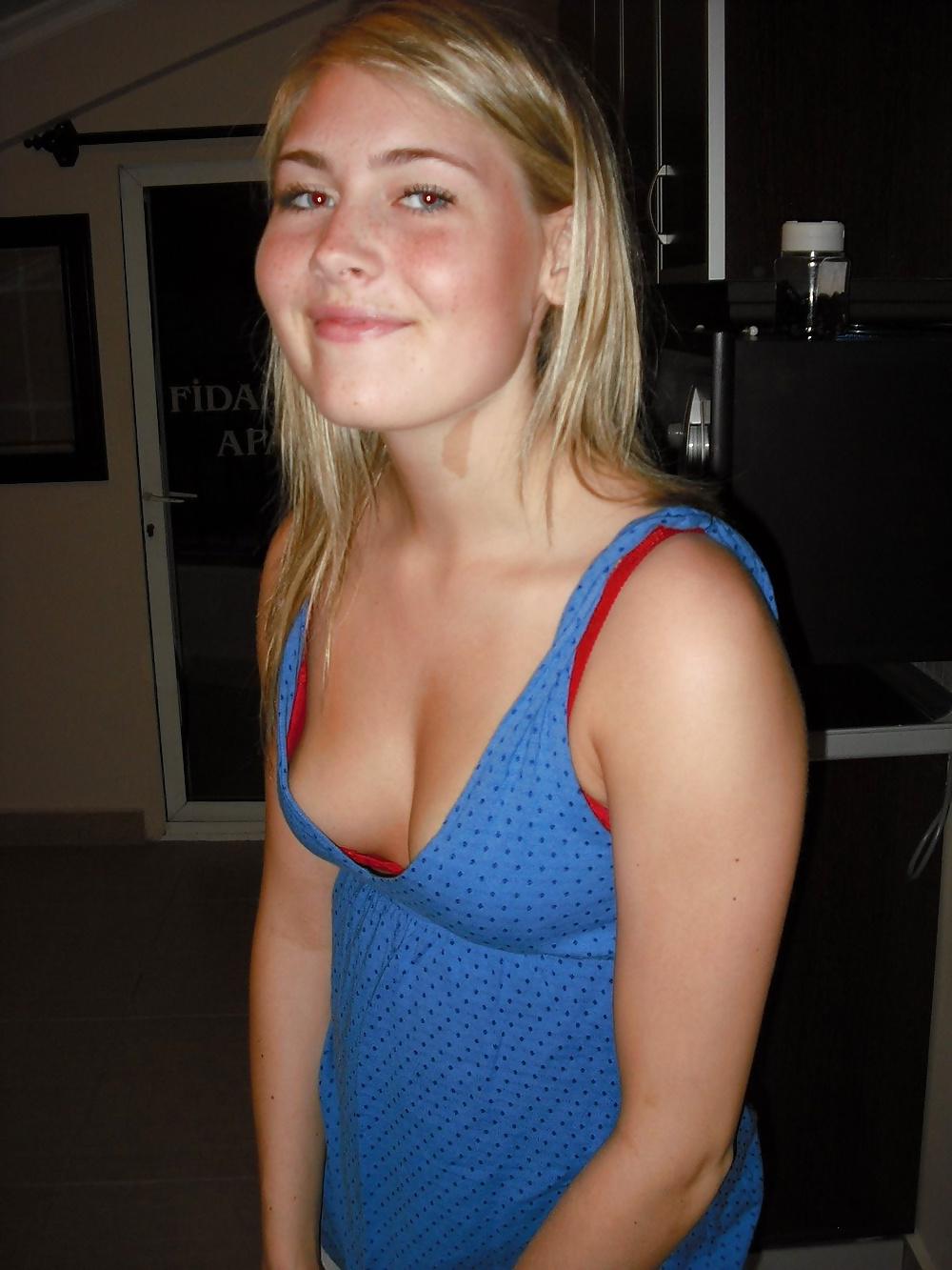 25P NICE CLEAVAGE 6