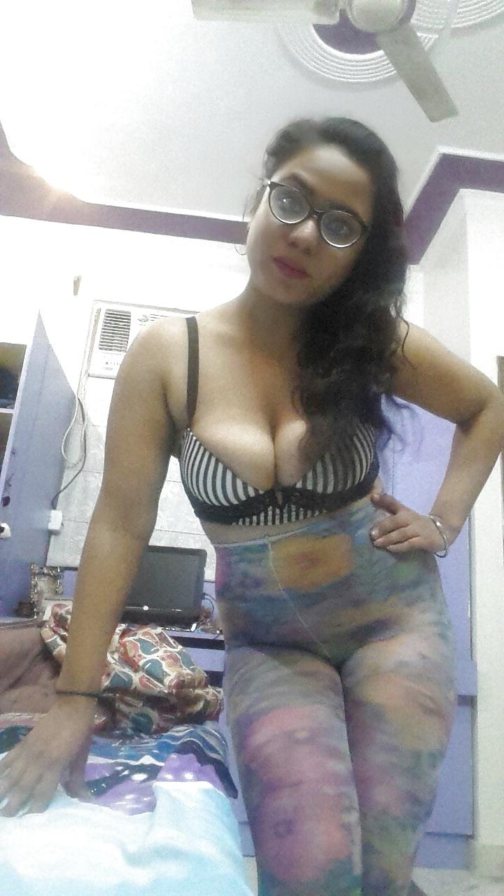 14P Indian BBW Slut PAWG wife posing nude in tights for comments