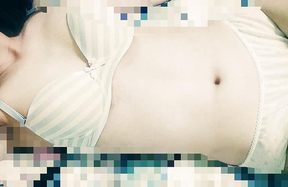 25P Korean girl takes self pics