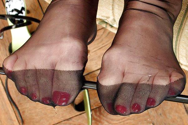 25P Short hair lady flaunts ff stockings