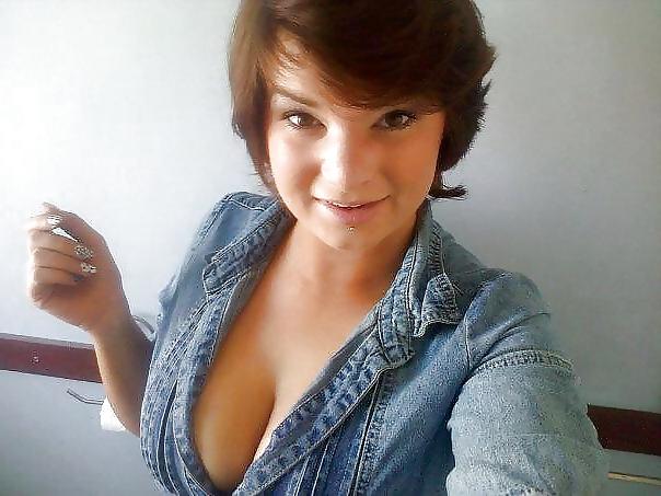 25P Sexy MILF Cleavage 1