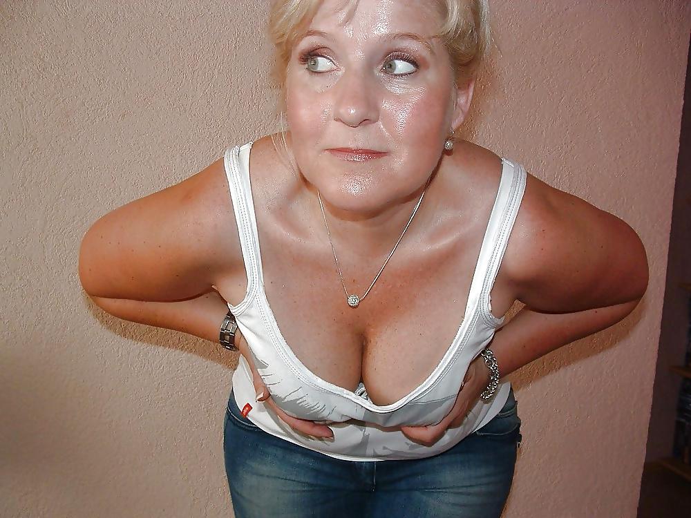 25P Sexy Teen Cleavage 1
